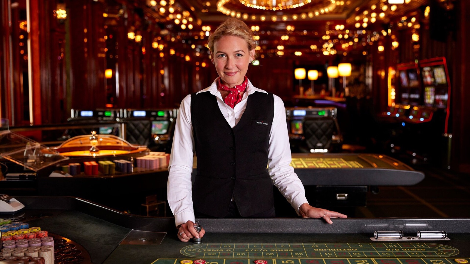Casino und See in den Bergen Österreichs